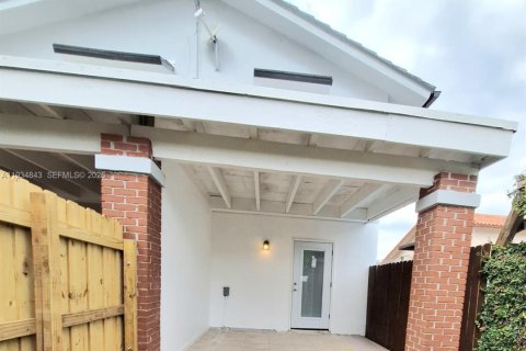 Casa en alquiler en Miami, Florida, 2 dormitorios, 227.61 m2 № 2038666 - foto 19