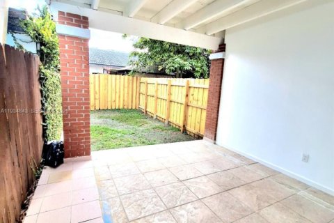 Casa en alquiler en Miami, Florida, 2 dormitorios, 227.61 m2 № 2038666 - foto 20