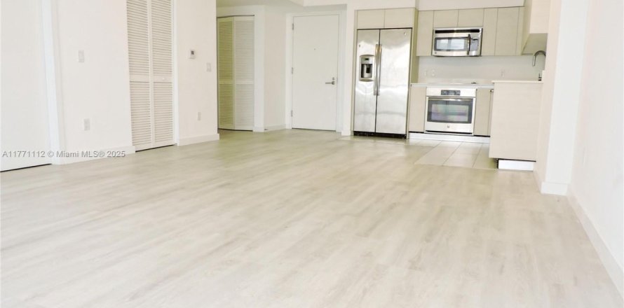 Condominio en Miami, Florida, 1 dormitorio  № 1596195