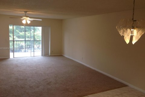 Condominio en venta en Lauderhill, Florida, 2 dormitorios, 104.98 m2 № 1896698 - foto 5