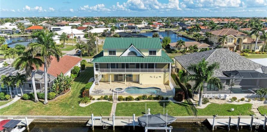 House in Punta Gorda, Florida 3 bedrooms, 430.97 sq.m. № 2408716