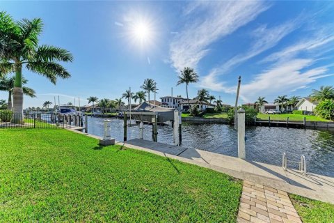 House in Punta Gorda, Florida 3 bedrooms, 430.97 sq.m. № 2408716 - photo 5