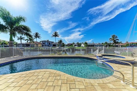 House in Punta Gorda, Florida 3 bedrooms, 430.97 sq.m. № 2408716 - photo 3