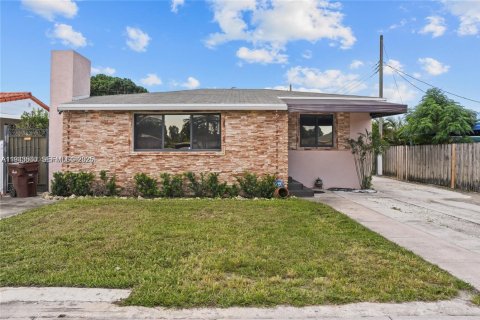 House in Hialeah, Florida 4 bedrooms, 117.06 sq.m. № 2035135 - photo 2