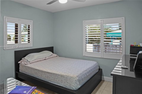 House in Hialeah, Florida 4 bedrooms, 117.06 sq.m. № 2035135 - photo 14