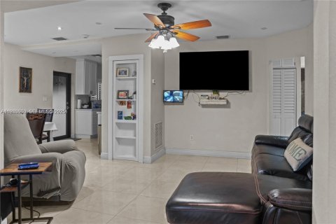 House in Hialeah, Florida 4 bedrooms, 117.06 sq.m. № 2035135 - photo 6