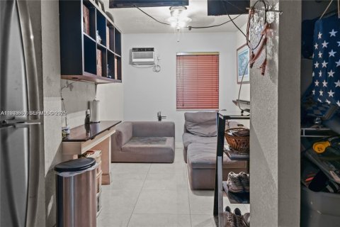 House in Hialeah, Florida 4 bedrooms, 117.06 sq.m. № 2035135 - photo 18