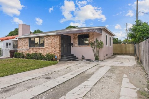 House in Hialeah, Florida 4 bedrooms, 117.06 sq.m. № 2035135