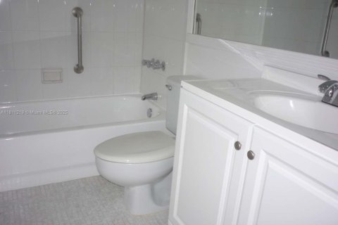 Condo in Pembroke Pines, Florida, 2 bedrooms  № 1756457 - photo 9
