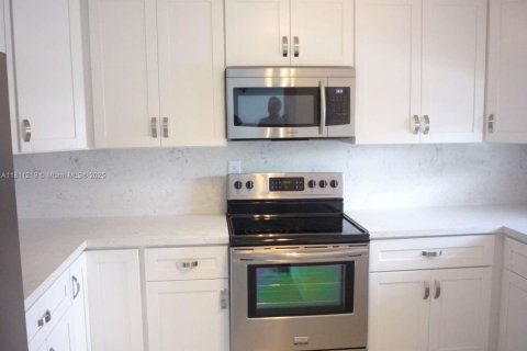 Condo in Pembroke Pines, Florida, 2 bedrooms  № 1756457 - photo 1