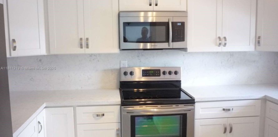 Condo in Pembroke Pines, Florida, 2 bedrooms  № 1756457