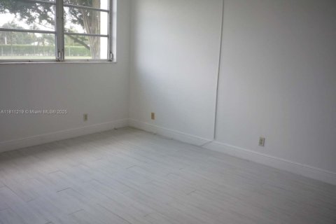 Condo in Pembroke Pines, Florida, 2 bedrooms  № 1756457 - photo 7
