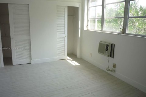Condo in Pembroke Pines, Florida, 2 bedrooms  № 1756457 - photo 10