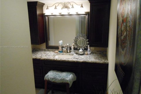 Condo in Jensen Beach, Florida, 2 bedrooms  № 2014880 - photo 8