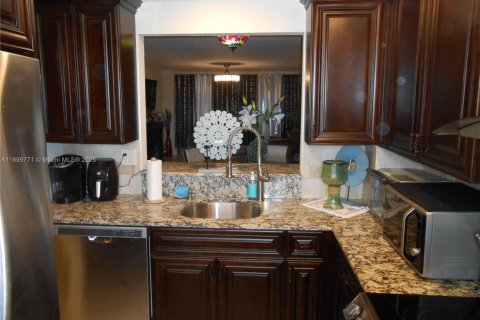 Condo in Jensen Beach, Florida, 2 bedrooms  № 2014880 - photo 7