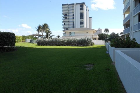 Condo in Jensen Beach, Florida, 2 bedrooms  № 2014880 - photo 15