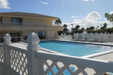 Condo in Jensen Beach, Florida, 2 bedrooms  № 2014880 - photo 13
