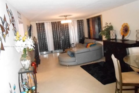 Condo in Jensen Beach, Florida, 2 bedrooms  № 2014880 - photo 3