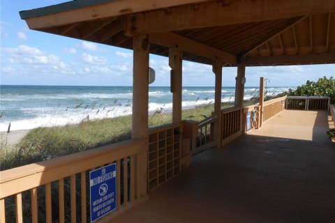 Condo in Jensen Beach, Florida, 2 bedrooms  № 2014880 - photo 16