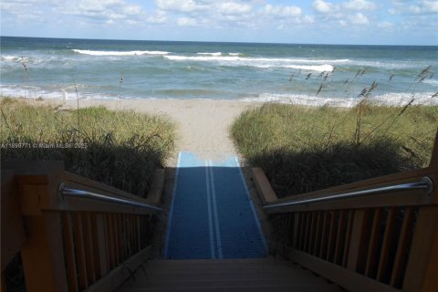 Condo in Jensen Beach, Florida, 2 bedrooms  № 2014880 - photo 9