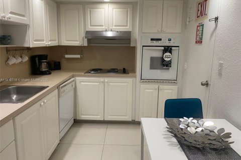 Condo in Hollywood, Florida, 2 bedrooms  № 1967043 - photo 12