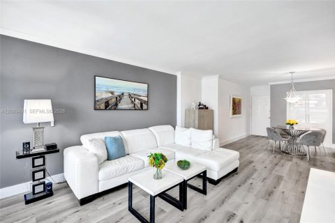 Condo in Hollywood, Florida, 1 bedroom  № 2392063 - photo 3
