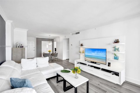 Condo in Hollywood, Florida, 1 bedroom  № 2392063 - photo 7