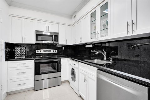 Condo in Hollywood, Florida, 1 bedroom  № 2392063 - photo 10
