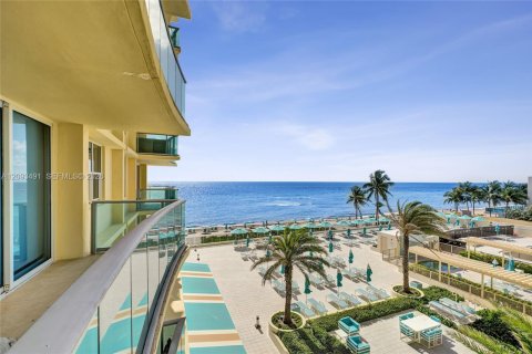 Condo in Hollywood, Florida, 1 bedroom  № 2392063 - photo 22
