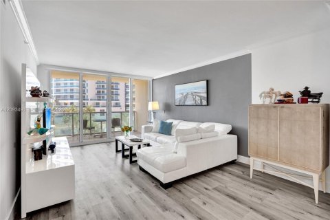 Condo in Hollywood, Florida, 1 bedroom  № 2392063 - photo 4