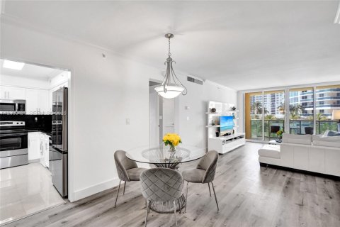 Condo in Hollywood, Florida, 1 bedroom  № 2392063 - photo 8