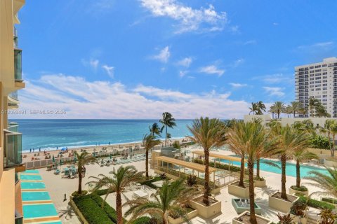 Condo in Hollywood, Florida, 1 bedroom  № 2392063 - photo 2