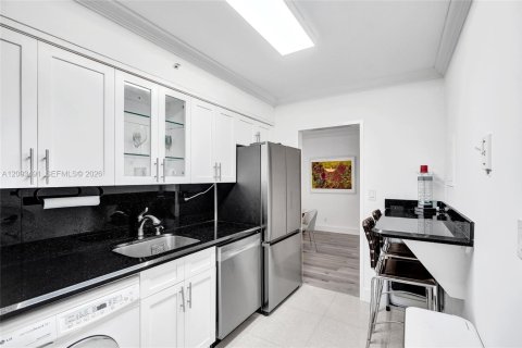 Condo in Hollywood, Florida, 1 bedroom  № 2392063 - photo 11