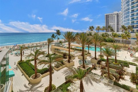 Condo in Hollywood, Florida, 1 bedroom  № 2392063 - photo 21