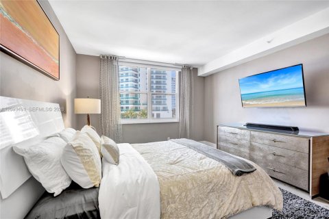 Condo in Hollywood, Florida, 1 bedroom  № 2392063 - photo 16