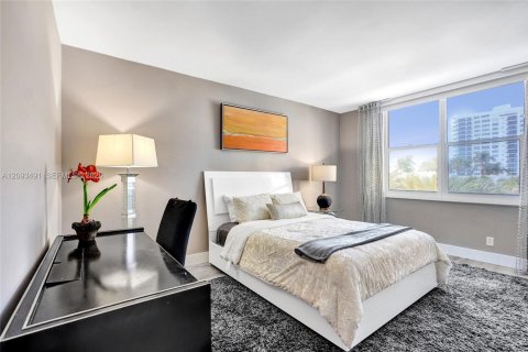 Condo in Hollywood, Florida, 1 bedroom  № 2392063 - photo 17