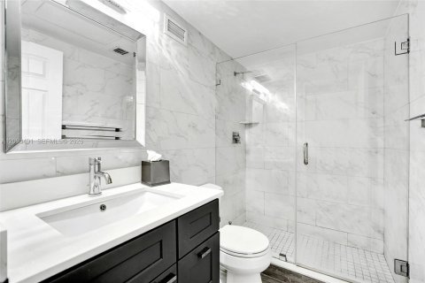 Condo in Hollywood, Florida, 1 bedroom  № 2392063 - photo 13