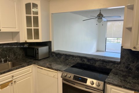 Condo in Hallandale Beach, Florida, 1 bedroom  № 1961865 - photo 1