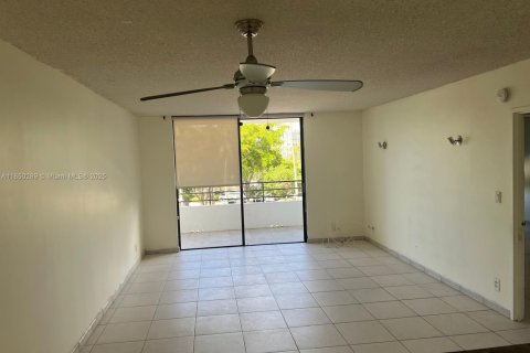 Condo in Hallandale Beach, Florida, 1 bedroom  № 1961865 - photo 4