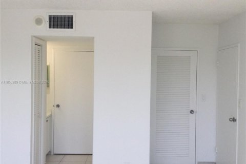 Condo in Hallandale Beach, Florida, 1 bedroom  № 1961865 - photo 11