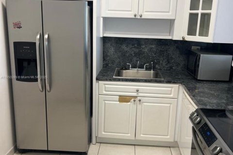 Condo in Hallandale Beach, Florida, 1 bedroom  № 1961865 - photo 2