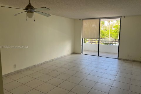 Condo in Hallandale Beach, Florida, 1 bedroom  № 1961865 - photo 3
