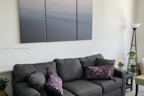 Купить кондоминиум в Дорал, Флорида 1 спальня, 60.48м2, № 1957923 - фото 4