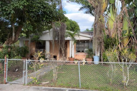 Villa ou maison à vendre à Miami, Floride: 4 chambres, 188.03 m2 № 1970538 - photo 1