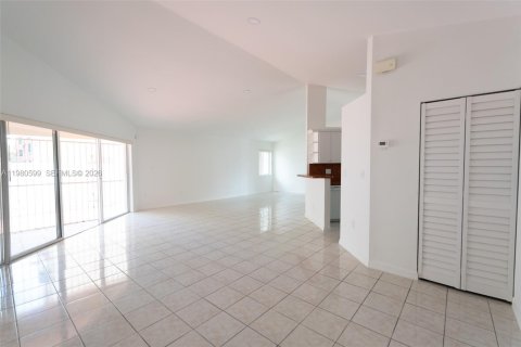 Villa ou maison à louer à Miami, Floride: 3 chambres, 137.77 m2 № 2043875 - photo 3