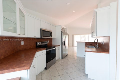 Villa ou maison à louer à Miami, Floride: 3 chambres, 137.77 m2 № 2043875 - photo 4