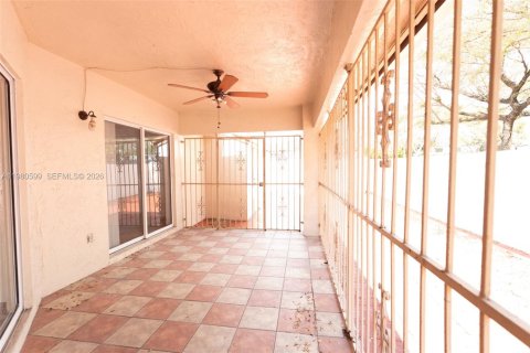 Villa ou maison à louer à Miami, Floride: 3 chambres, 137.77 m2 № 2043875 - photo 13