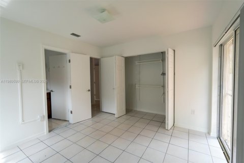 Villa ou maison à louer à Miami, Floride: 3 chambres, 137.77 m2 № 2043875 - photo 10