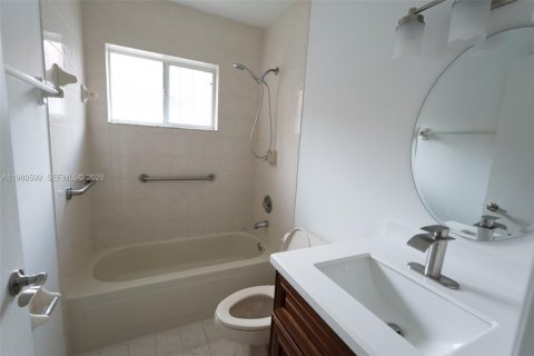 Villa ou maison à louer à Miami, Floride: 3 chambres, 137.77 m2 № 2043875 - photo 12