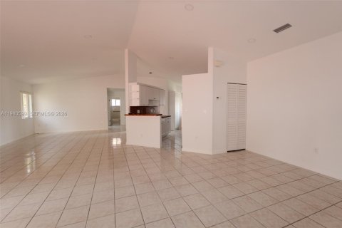 Villa ou maison à louer à Miami, Floride: 3 chambres, 137.77 m2 № 2043875 - photo 2